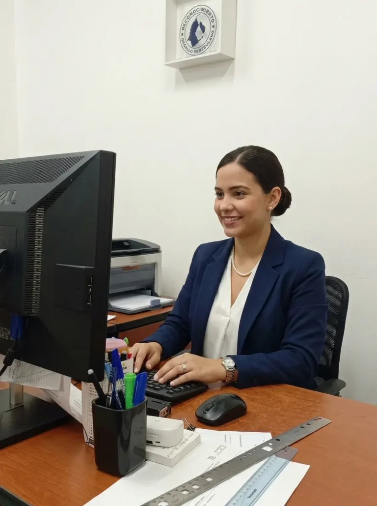 Mujer trabajando en las oficinas de Papelería Esteva